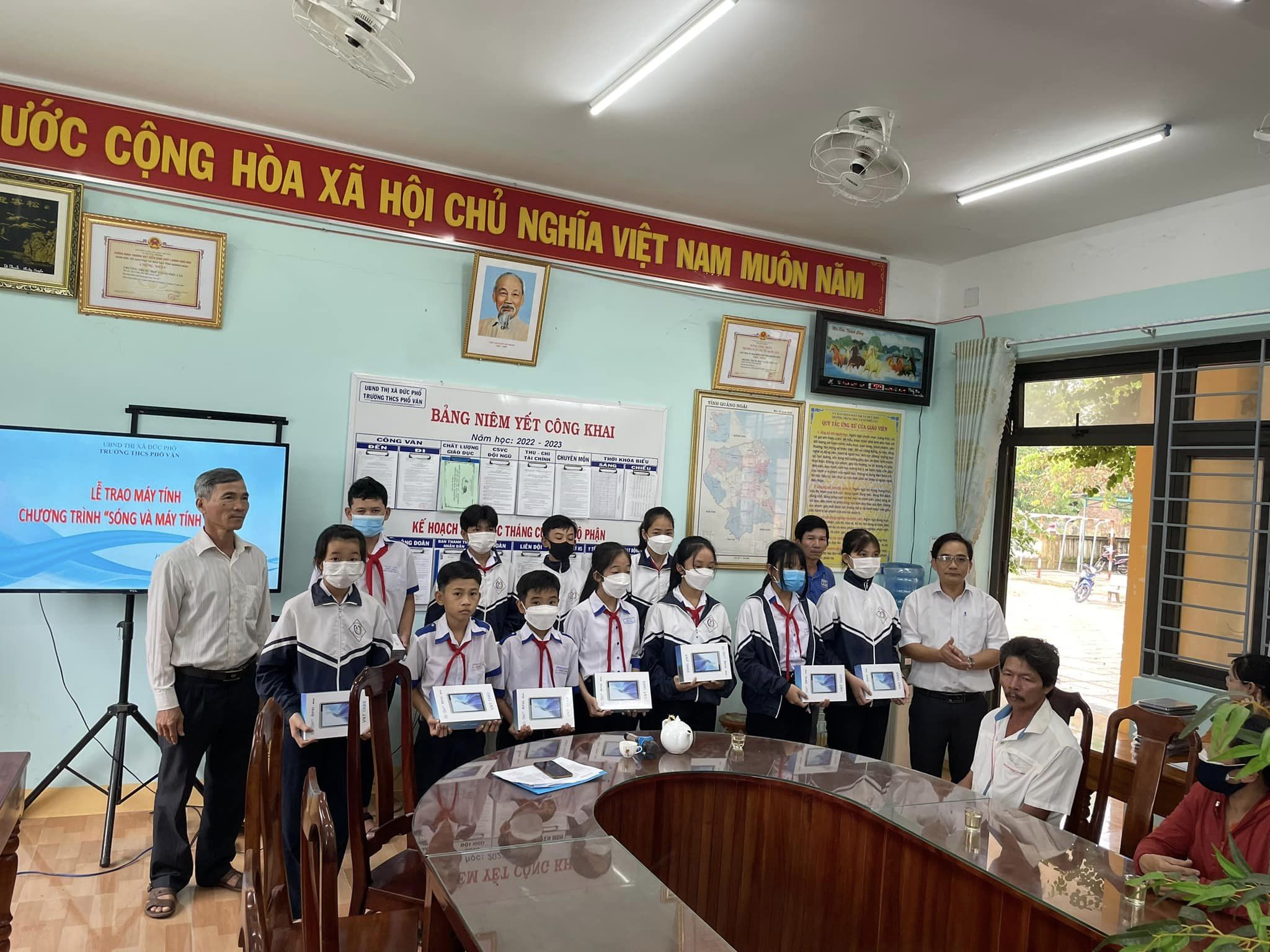 Trường THCS Phổ Văn tổ chức trao tặng máy tính bảng cho học sinh trong chương trình ” Sóng và máy tính cho em”