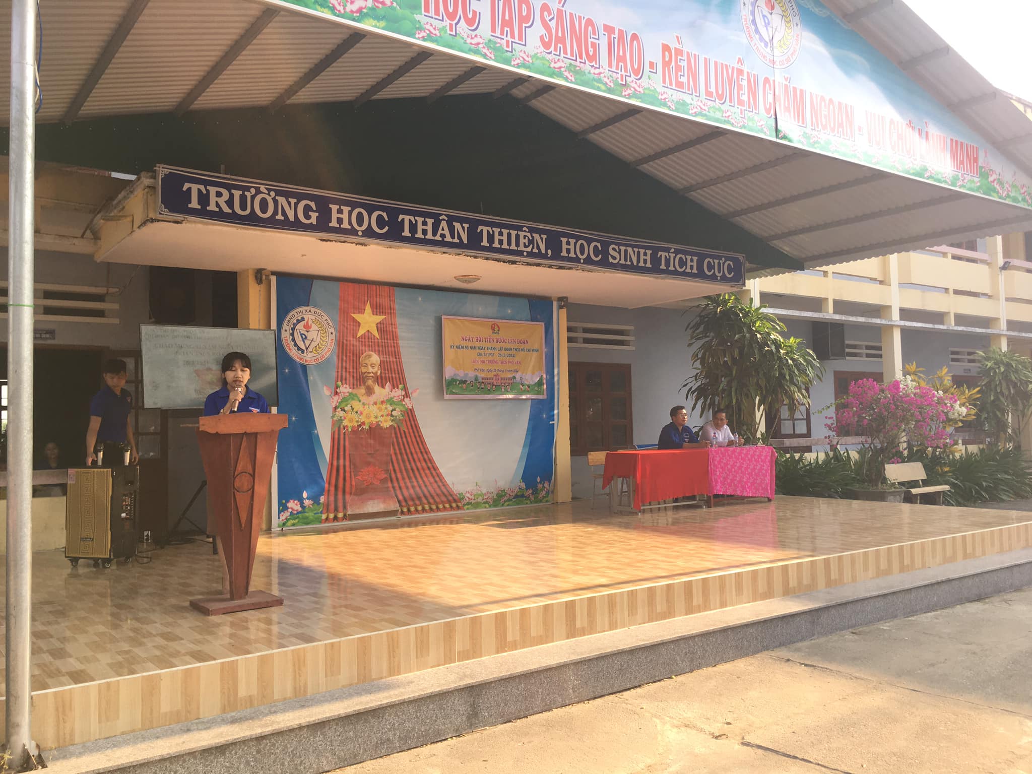 Liên Đội trường THCS Phổ Văn tổ chức ngày Hội “Tiến bước lên Đoàn” chào mừng 93 năm thành lập Đoàn TNCS Hồ Chí Minh 26/3/1931-26/3/2024 với nhiều nội dung rất phong phú với phần lễ Chào cờ, kết nạp Đoàn viên,đồng diễn sân trường Tiến bước lên Đoàn-khi nào mình lớn.Ngoài ra Liên Đội còn tổ chức cho toàn thể Đội viên trong trường tham gia các trò chơi vui tươi thể hiện tinh thần giao lưu đoàn kết giữa các tập thể lớp với nhau…