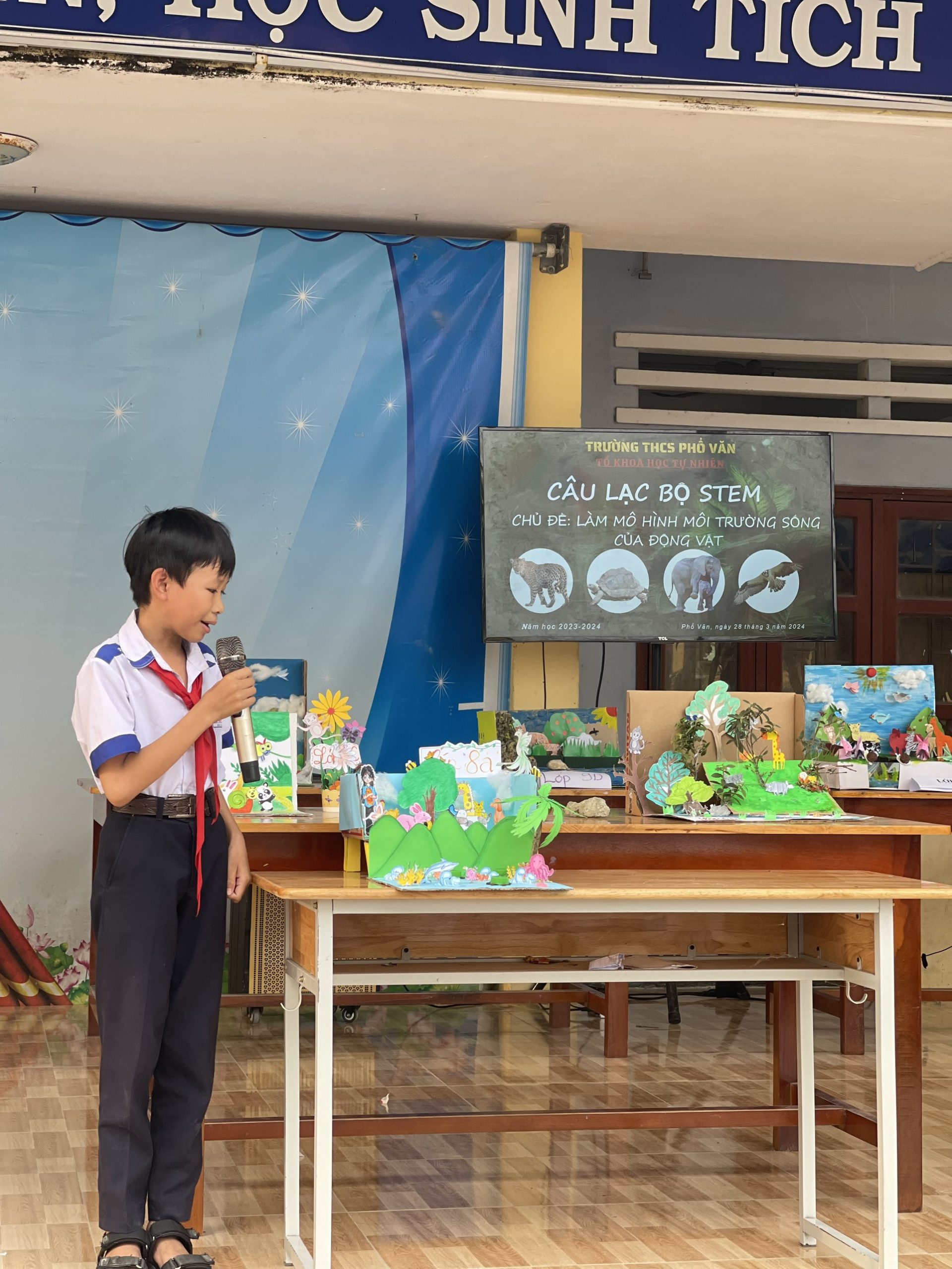 Nhằm tạo điều kiện giao lưu học hỏi giữa các em học sinh trên nhiều lĩnh vực. Để cổ vũ, động viên phong trào thi đua dạy tốt, học tốt ở  nhà trường. Đồng thời tạo môi trường thân thiện, lành mạnh, mở rộng sân chơi để các em tích cực giao lưu, học tập. Tổ KHTN tổ chức câu lạc bộ stem với chủ đề làm mô hình môi trường sống của động vật dành cho khối 6,7,8,9 nhằm tạo nên sân chơi khoa học, bổ ích, lý thú, khơi dậy niềm đam mê sáng tạo khoa học, công nghệ, góp phần nâng cao tinh thần hợp tác và các kỹ năng sống theo định hướng phát triển năng lực – kĩ năng cho học sinh. Đồng thời thông qua câu lạc bộ STEM xây dựng cho các em học sinh một sân chơi giải trí lành mạnh, thấy được “Mỗi ngày đến trường là một ngày vui”.